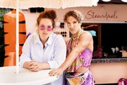 v.li.: Paula (Julia Jendro&szlig;ek), Kim (Nico Stank).