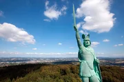 Das Hermannsdenkmal erhebt sich mit einer beeindruckenden H&ouml;he 53,46 Metern &uuml;ber den Teutoburger Wald.