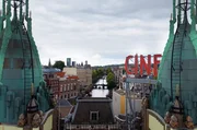 Blick auf Amsterdam von den kunstvoll gestalteten T&uuml;rmen des K&ouml;niglichen Theaters Tuschinski aus.
