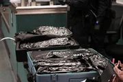 Mehrere Pakete mit mutma&szlig;lichen Bet&auml;ubungsmitteln liegen offen herum, nachdem sie am Newark Liberty International Airport im Gep&auml;ck eines Verd&auml;chtigen entdeckt wurden. (National Geographic)