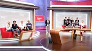 Heute malen v.li.: Doris Reichenauer, Petra Binder, Ande Werner, Lars Niedereichholz, Moderation Guido Cantz; rechts hinten v.li.: David Dornauf, Marc Schulz, Finley Mach, Karim Elayouti, vorne v.li.: Patrick Schreiner, Timo Baur, Timo Baur, Jan Scheuermann.