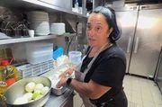 Küchenchefin Eugénia Gomes da Silva Tavares bereitet Bacalhau à Gomes de Sá zu. Küchenchefin Eugénia Gomes da Silva Tavares bereitet Bacalhau à Gomes de Sá zu.