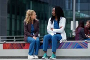 June verk&uuml;ndet &Uuml;berraschendes: Laurence Leboeuf als Magalie Leblanc, Ayisha Issa als June Curtis