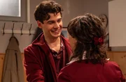 Olivia (Soraya Bouabsa, r.) ist gegen&uuml;ber Elias (Orlando Lenzen, l.) unsicher, ob Massimo sie wirklich nur ausgenutzt hat.