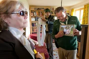 Die blinde Lieselotte Meier (Ingeborg Schöner, l.) ist fest davon überzeugt, dass ihre Freundin ermordet wurde, weil sie einen großen Lottogewinn gemacht hatte. Doch in der Wohnung der Toten finden Hubert (Christian Tramitz, r.) und Staller (Helmfried von Lüttichau, M.) keinen Lottoschein ... Die blinde Lieselotte Meier (Ingeborg Schöner, l.) ist fest davon überzeugt, dass ihre Freundin ermordet wurde, weil sie einen großen Lottogewinn gemacht hatte. Doch in der Wohnung der Toten finden Hubert (Christian Tramitz, r.) und Staller (Helmfried von Lüttichau, M.) keinen Lottoschein ...