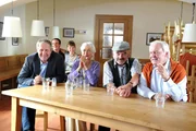 v.li.: Harald Krassnitzer (Thomas Stickler), Achim Schelhas (Paul Stickler), Wanda Worch (Kerstin), Christine Ostermayer (Hermine Schnell), Branko Samarovski (Blasius Schmalzl), Wolfgang H&uuml;bsch (Gottfried Schnell).