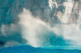 A23a entstand 1986 in der Antarktis durch einen Schelfeisbruch. Auf seinem Weg durch freie Gew&auml;sser schmilzt das fast eine Billion Tonnen schwere S&uuml;&szlig;wasser-Eismassiv mittlerweile dahin.