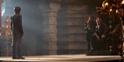 Der junge Solomon Kane (Lucas Stone, l.) stellt gegen&uuml;ber Josiah Kane (Max von Sydow, r.) die Thronfolge seiner Familie infrage. Seiner Meinung nach w&auml;re sein &auml;lterer Bruder Marcus (Samuel Roukin, M.) nicht f&uuml;r die Rolle des n&auml;chsten Herrschers geeignet.