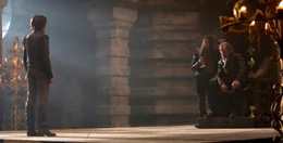Der junge Solomon Kane (Lucas Stone, l.) stellt gegen&uuml;ber Josiah Kane (Max von Sydow, r.) die Thronfolge seiner Familie infrage. Seiner Meinung nach w&auml;re sein &auml;lterer Bruder Marcus (Samuel Roukin, M.) nicht f&uuml;r die Rolle des n&auml;chsten Herrschers geeignet.