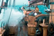 Schwere Brecher &ndash; bei Sturm ist die Mannschaft an Deck immer angeleint.