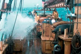 Schwere Brecher &ndash; bei Sturm ist die Mannschaft an Deck immer angeleint.