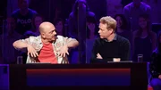 Rateteam-Kapit&auml;n Bernhard Ho&euml;cker (l.) und der ehemalige Skispringer Dieter Thoma (r.) suchen gemeinsam nach der richtigen Antwort.