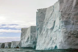 A23a ist der Codename eines der gr&ouml;&szlig;ten und &auml;ltesten Eisberge der Welt. Seine Fl&auml;che entspricht in etwa der von Mallorca, doch sichtbar ist nur eine 30 Meter hohe Steilwand.