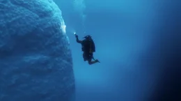90 Prozent des gigantischen A23a sind unter Wasser verborgen. Ein Expeditionsteam untersucht die Auswirkungen von Str&ouml;mungen und St&uuml;rmen auf den Eisberg.