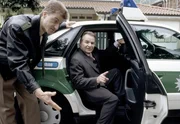 Polizist Meier (Lars Weström, l.) lässt sich von Bürgermeister Wöller (Fritz Wepper, r.) nicht einschüchtern. Polizist Meier (Lars Weström, l.) lässt sich von Bürgermeister Wöller (Fritz Wepper, r.) nicht einschüchtern.