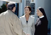 Schwester Lotte (Jutta Speidel, r.) und Gesine Wöller (Daniela Ziegler, M.) erwischen Detektiv Meier (Henry van Lyck, l.) auf frischer Tat bei seinen Ermittlungen. Schwester Lotte (Jutta Speidel, r.) und Gesine Wöller (Daniela Ziegler, M.) erwischen Detektiv Meier (Henry van Lyck, l.) auf frischer Tat bei seinen Ermittlungen.