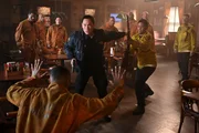 Die Station-42-Crew muss Edgewater sch&uuml;tzen, als ein extrem seltener gef&auml;hrlicher Feuer-Tornado Leben bedroht. Abgebildet: Curtis Lum als C.O. Murphy und Jules Latimer als Eve Edwards.