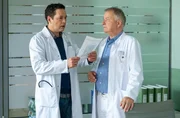 Dr. Roland Heilmann (Thomas R&uuml;hmann, re.) w&uuml;rde Dr. Philipp Brentano (Thomas Koch, li.) gern seinen Grill abkaufen, den dieser feilbietet. Es stellt sich jedoch heraus, dass Philipp selbst von diesem Verkauf gar nichts wei&szlig;.