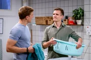 Vincent (Martin Valde, l.) glaubt, dass Leo (Frederik Bott, r.) nun nicht mehr auf Katjas Beistand angewiesen ist. Vincent (Martin Valde, l.) glaubt, dass Leo (Frederik Bott, r.) nun nicht mehr auf Katjas Beistand angewiesen ist.
