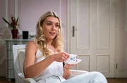 Larissa (Anna Karolin Berger) erfährt von Sophia, das Lale der Schlüssel zu Christophs Herz sein könnte. Larissa (Anna Karolin Berger) erfährt von Sophia, das Lale der Schlüssel zu Christophs Herz sein könnte.
