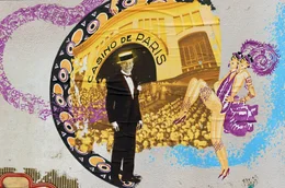 Maurice Chevalier vor dem Revuepalast Casino de Paris: Der K&uuml;nstler hatte stets ein L&auml;cheln auf den Lippen, was den Film zu seiner heiteren, farbenfrohen und comicartigen Gestaltungsweise inspirierte.