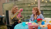 Shirley ist es peinlich, dass die Mutter (Iris Rulkens, links) der Oma (Marisa van Eyle) stolz vom Kauf des ersten BHs für sie berichtet. Shirley ist es peinlich, dass die Mutter (Iris Rulkens, links) der Oma (Marisa van Eyle) stolz vom Kauf des ersten BHs für sie berichtet.