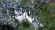 Die H&ouml;hlenburg von Pretjama.