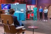 Prof. Dr. Bernhard Krämer, Claudia Sodah (M.) und Sabrina Hellstern präsentieren mit noac einen Exoskelett-Roboter zur Entlastung von Chirurgen während der OP. Sie erhoffen sich ein Investment von 1.000.000 Euro für 5 Prozent der Firmenanteile. Prof. Dr. Bernhard Krämer, Claudia Sodah (M.) und Sabrina Hellstern präsentieren mit noac einen Exoskelett-Roboter zur Entlastung von Chirurgen während der OP. Sie erhoffen sich ein Investment von 1.000.000 Euro für 5 Prozent der Firmenanteile.