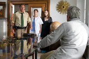 Hubert (Christian Tramitz, links) und Staller (Helmfried von L&uuml;ttichau, verdeckt) st&uuml;rmen in das B&uuml;ro von Dr. M&ouml;ller (Christian Heller, rechts), um Sonja aus den F&auml;ngen des M&ouml;rders zu befreien. Pflegerin (Martina Maurer, 3. von rechts) und Sabine Winter (Nadja Becker) sind fassungslos.