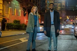 Der New Yorker Polizist Andre Davis (Chadwick Boseman, r.) und die Drogenermittlerin Frankie Burns (Sienna Miller, l.) besehen einen abgesperrten Tatort, an dem bei einem Drogenraub Kolleg*Innen von ihnen ermordet wurden.