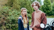 Jonas (Julius Gause) ist schockiert, als Isa (Ren&eacute;e Gerschke) ihm von ihren Beobachtungen berichtet.