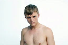 Das junge Model Tristan (Enzo Brumm) tr&auml;umt davon, die perfekte Werbeikone f&uuml;r die Wassermarke "EAU" zu werden.