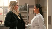 Ellie (r. Kim Biebow) gibt Toni (l. Sarah Buchholzer) ihren Segen f&uuml;r eine Beziehung mit Jonas. Zwischen den Freundinnen ist alles wieder gut.