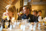 Biersommellier Trainingslager im Bierkulturhaus im Salzburger Obertrum mit den die zehn besten Biersommelliers des Landes. Auf dem Programm standen neben fachlichen sensorischen &Uuml;bungen &ndash; wie Herausschmecken von so genannten Bierfehlern oder Kombinieren von passenden Aromen und Geschmacksnuancen im Zuge des so genannten Foodpairing &ndash; auch Tipps und Trainingseinheiten zum richtigen Einsatz von Mimik, Gestik und Rhetorik inkl. Videoanalyse.