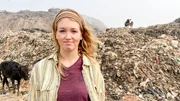 Nina besucht in Indien eine Mülldeponie. Hier halten sich viele Argala-Marabus auf. Nina besucht in Indien eine Mülldeponie. Hier halten sich viele Argala-Marabus auf.