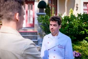 Als Marlon (Frederik Bott, l.) Kilian (Anthony Paul, r.) konfrontiert, versichert der ihm, dass er sich nicht zwischen ihn und Fanny dr&auml;ngen will.