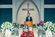 Roko (Mohamed Achour) hält auf Davids Trauerfeier eine sehr berührende und persönliche Rede. Roko (Mohamed Achour) hält auf Davids Trauerfeier eine sehr berührende und persönliche Rede.