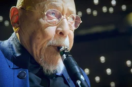 Klarinettenlegende Giora Feidman auf der B&uuml;hne der Elbphilharmonie in Hamburg: Seit Jahrzehnten begeistert er weltweit sein Publikum mit seiner Musik und der Botschaft, dass Kunst Menschen &uuml;ber Grenzen hinweg verbinden kann.