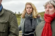 Im Bild: Zusammen mit anderen Schaulustigen beobachtet Sandy Freyer (Sinja Dieks, M.), wie die Leiche verladen wird. Hat sie mit dem Mord an dem Polizisten zu tun oder warum schaut sie so entsetzt? Im Bild: Zusammen mit anderen Schaulustigen beobachtet Sandy Freyer (Sinja Dieks, M.), wie die Leiche verladen wird. Hat sie mit dem Mord an dem Polizisten zu tun oder warum schaut sie so entsetzt?
