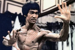 "Der Mann mit der Todeskralle" (1973) machte seinen Hauptdarsteller Bruce Lee zum gr&ouml;&szlig;ten asiatischen Filmstar aller Zeiten &ndash; und &auml;nderte den Blick des Westens auf die asiatische Community.