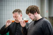 Trappistenbier im Stift Engelszell. Diakon Hans Hofer (links im Bild) &uuml;berwacht, wie das Trappistenbier von Braumeister Tobias Pumberger (rechts im Bild) gebraut wird. Die Brauerei Stift Engelszell ist eine von derzeit weltweit elf Trappistenbrauereien, die diese Spezialität herstellen darf. Das Engelszeller Trappistenbier ist im deutschsprachigen Raum einzigartig. Die Geistlichen verwenden ungewöhnliche Zutaten wie Hefe oder Honig aus Eigenproduktion. In der Komposition ihrer Biere lassen sie sich von der Naturlandschaft rund um das Kloster inspirieren, ebenso wie sie mit der Auswahl der Rohstoffe aus dem regionalen Umfeld ihre ethische und ökologische Verantwortung für Mensch und Natur zum Ausdruck bringen wollen.
