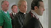 Don Matteo, Capitano Anceschi und Maresciallo Cecchini verfolgen mit grosser Anspannung die Verschlechterung von Bruno Lippis Gesundheitszustand. Wenn das Gegengift nicht bald kommt, wird er sterben. (Flavio Insinna, Terence Hill, Nino Frassica, v.r.)