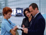 Gemeinsam mit Dr. Elizabeth Rodgers (Leslie Hendrix, l.) gehen Detective Olivia Benson (Mariska Hargitay) und Detective Elliot Stabler (Christopher Meloni) die Befunde der gerichtsmedizinischen Untersuchung durch.