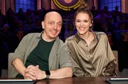 Rateteam-Kapit&auml;n Bernhard Ho&euml;cker (l.) mit Schauspielerin Sarah Elena Koch (r.).