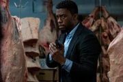 Der Polizist Andre Davis (Chadwick Boseman) sucht mit gezogener Waffe in der K&uuml;hlkammer einer Schlachterei nach zwei fl&uuml;chtigen M&ouml;rdern.