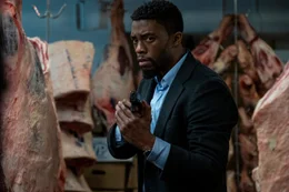 Der Polizist Andre Davis (Chadwick Boseman) sucht mit gezogener Waffe in der K&uuml;hlkammer einer Schlachterei nach zwei fl&uuml;chtigen M&ouml;rdern.