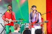 (v.li.): Levi Roots (Billy Springer), Clint Dyer (Leon Laroche).