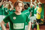 David (Philip Froissant) ist trotz Sieg seiner Mannschaft unglücklich. Der Streit mit Sascha hängt ihm nach. David (Philip Froissant) ist trotz Sieg seiner Mannschaft unglücklich. Der Streit mit Sascha hängt ihm nach.