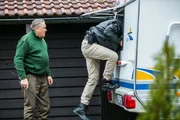 Hubert (Christian Tramitz, r.) versucht einen anderen Blickwinkel auf den Tatort zu bekommen. Girwidz (Michael Brandner, l.) wundert sich etwas &uuml;ber dessen Vorgehen.