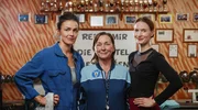 Keyvisual - Neue Wege f&uuml;r das in die Jahre gekommene Fitnessstudio von Familie Hopp: Daniela (Lucie Heinze, li.), Christa (Steffi K&uuml;hnert, Mitte) und Serafina (Frida-Lovisa Hamann, re.)